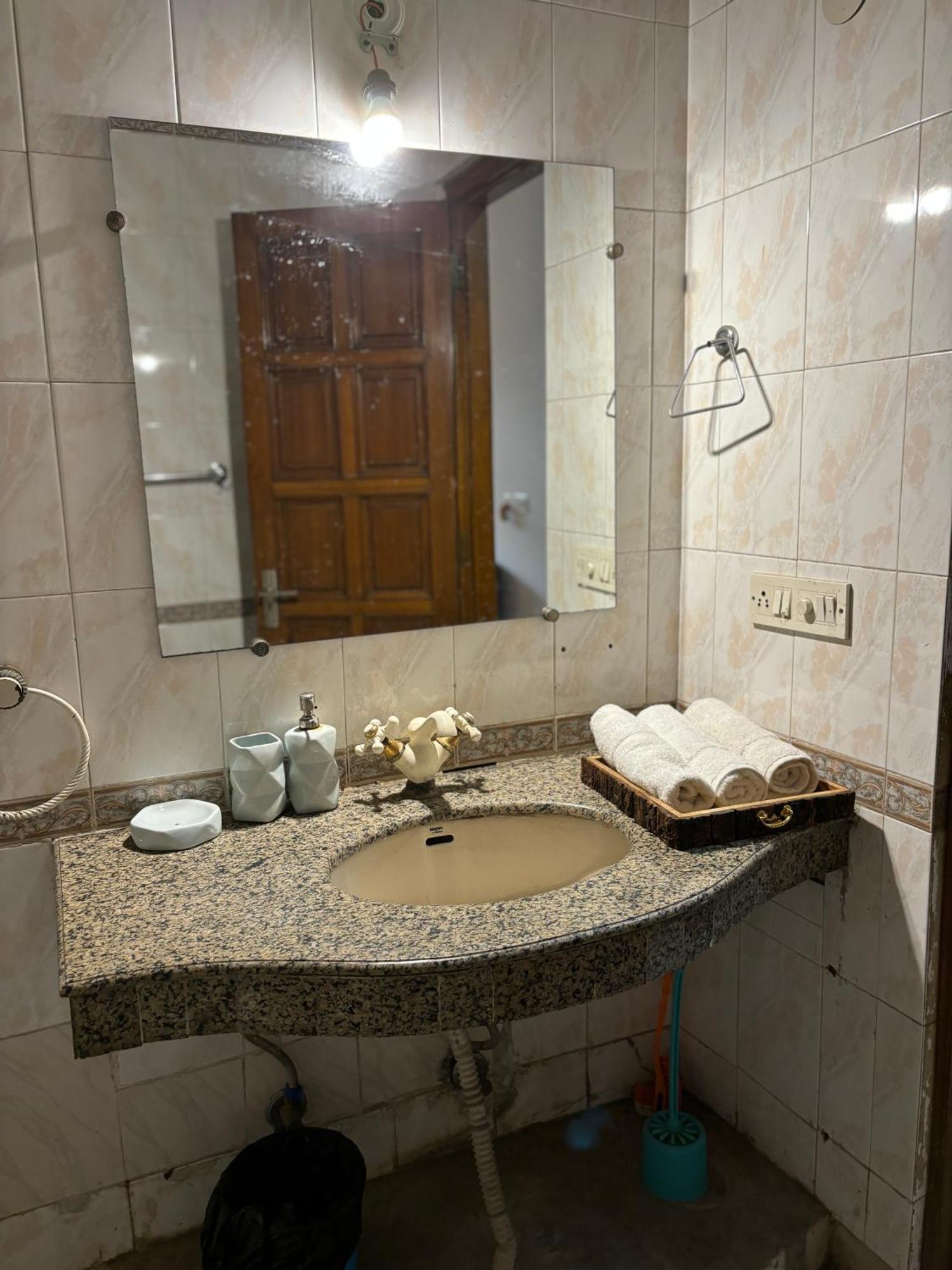 Atharva'S Homestay By Goaround Homes - Nehru Enclave Metro, South Delhi New Delhi Eksteriør bilde